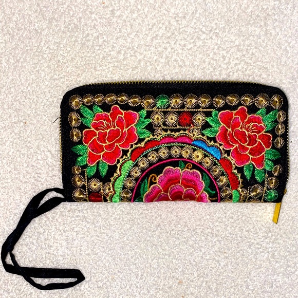 Handbags - Embroidered floral wristlet. NWOT